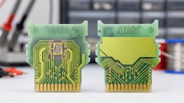 Açılmış bir Atari 2600 kartuşunun iç devre kartı ve ROM çipi
